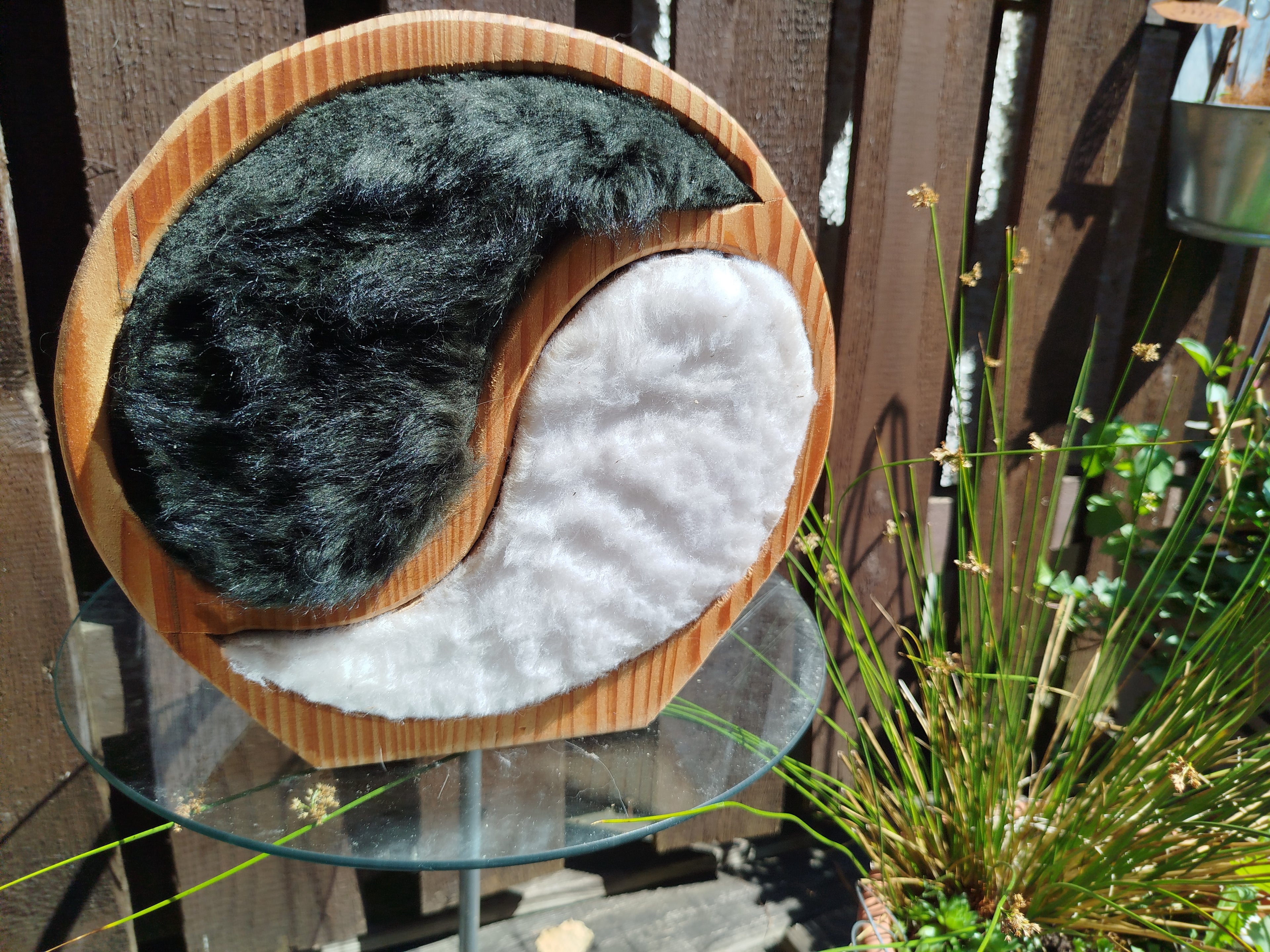 Schmuckkommode "Yin & Yang" – Rund mit Fell, Unikat